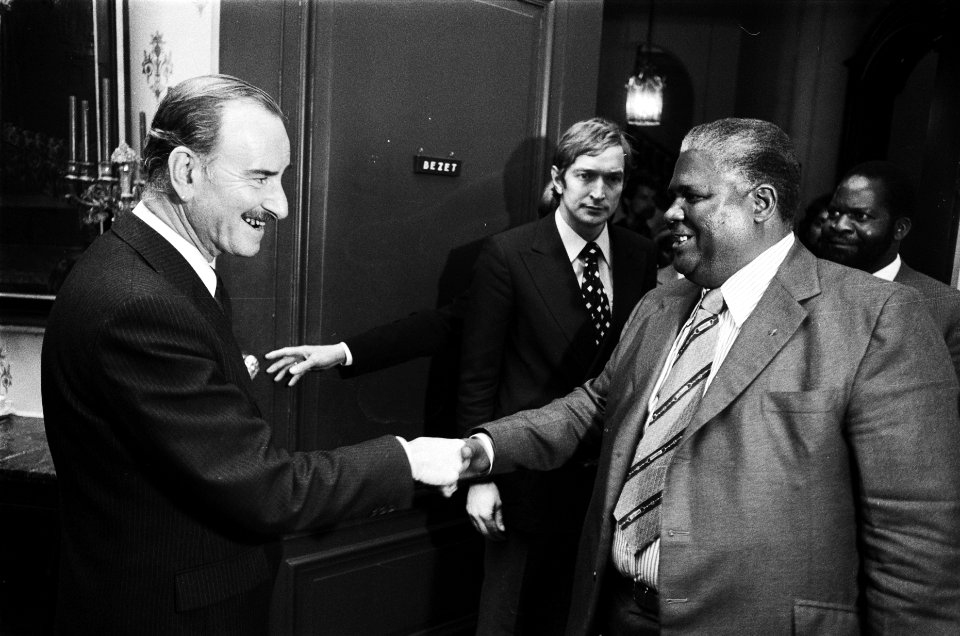 Joshua Nkomo , leider Rhodesisch Patriottisch Front , op bezoek bij minister Van, Bestanddeelnr 929-6781