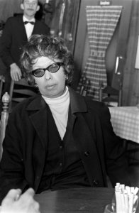 Josephine Baker maakt TV opnamen persconferentie voor de opnamen in Amsterdam, k, Bestanddeelnr 922-3738