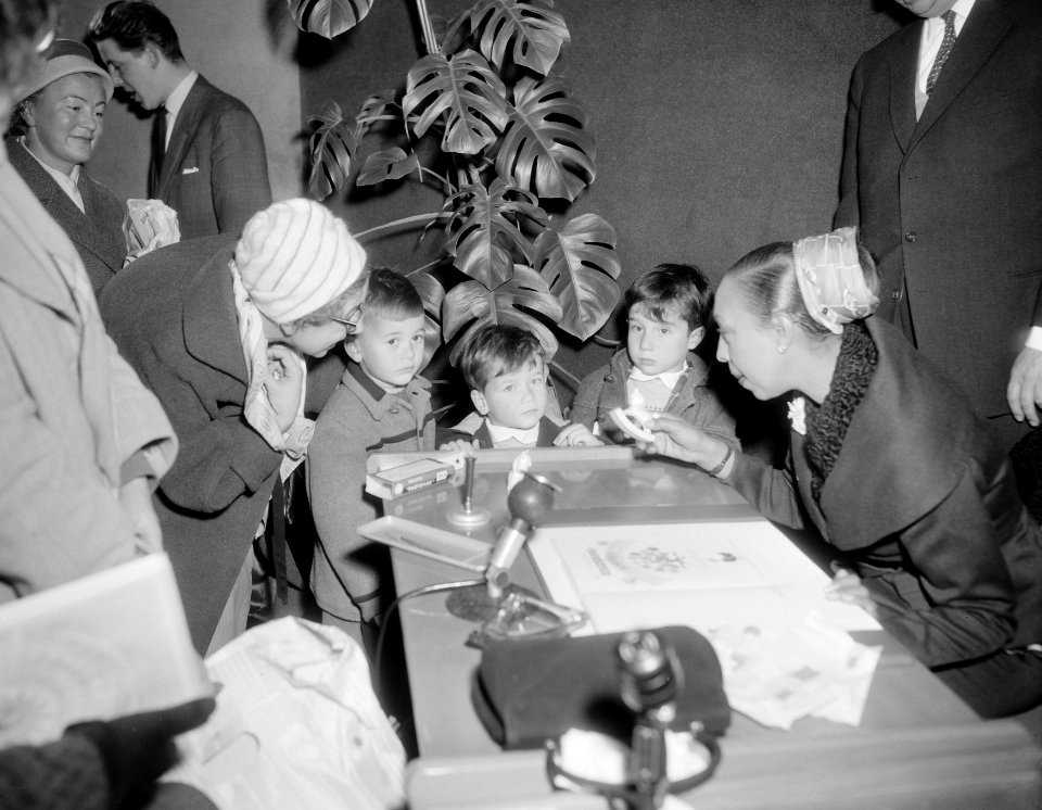 Josephine Baker verkoopt haar kinderboek bij VZD te Amsterdam, Bestanddeelnr 909-1340