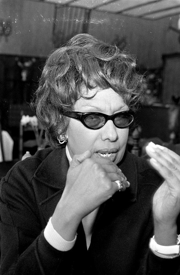 Josephine Baker maakt TV opnamen persconferentie voor de opnamen in Amsterdam, k, Bestanddeelnr 922-3736