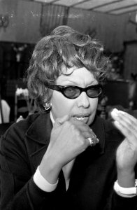 Josephine Baker maakt TV opnamen persconferentie voor de opnamen in Amsterdam, k, Bestanddeelnr 922-3736