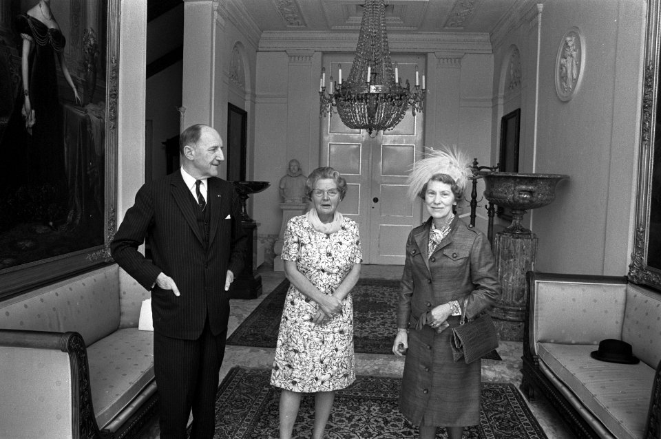 Joseph Luns, zijn vrouw Elisabeth Cornelia Baronesse van Heemstra en koningin J…, Bestanddeelnr 925-5891