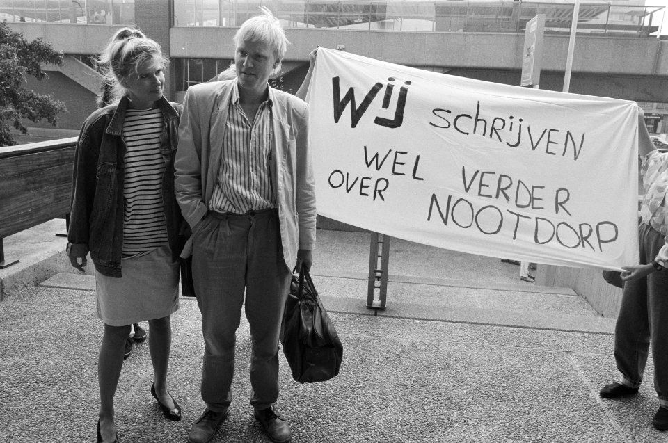 Journalisten Rob v Es, Joke Rienmeijer Delftsche Courant bij Paleis van Justitie, Bestanddeelnr 934-2955