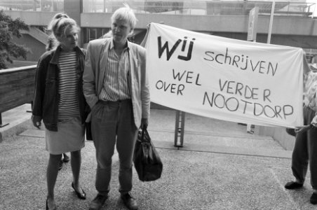 Journalisten Rob v Es, Joke Rienmeijer Delftsche Courant bij Paleis van Justitie, Bestanddeelnr 934-2955