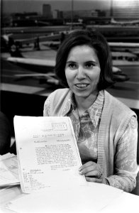 Journaliste Beate Klarsfeld (West-Duitsland) op Schiphol met beschuldigingen teg, Bestanddeelnr 923-4127