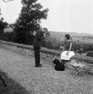 Josephine Baker in Kasteel Les Milandes J B flirt met Ome Sjaak, Bestanddeelnr 912-6497