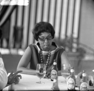 Josephine Baker in Kasteel Les Milandes J B aan tafel, Bestanddeelnr 912-6495