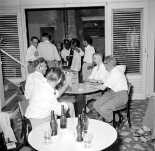 Journalisten nemen muziek op in café San Marco in Willemstad, Bestanddeelnr 252-3758