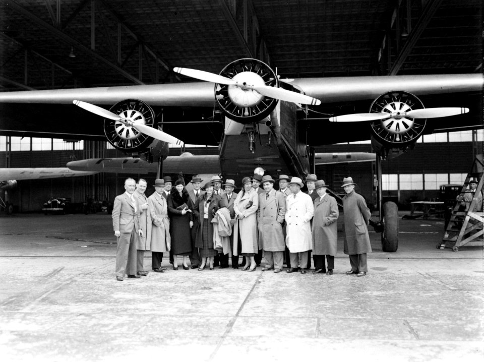 Journalisten opgesteld voor een vliegtuig in een hangar op Schiphol, Bestanddeelnr 189-1293