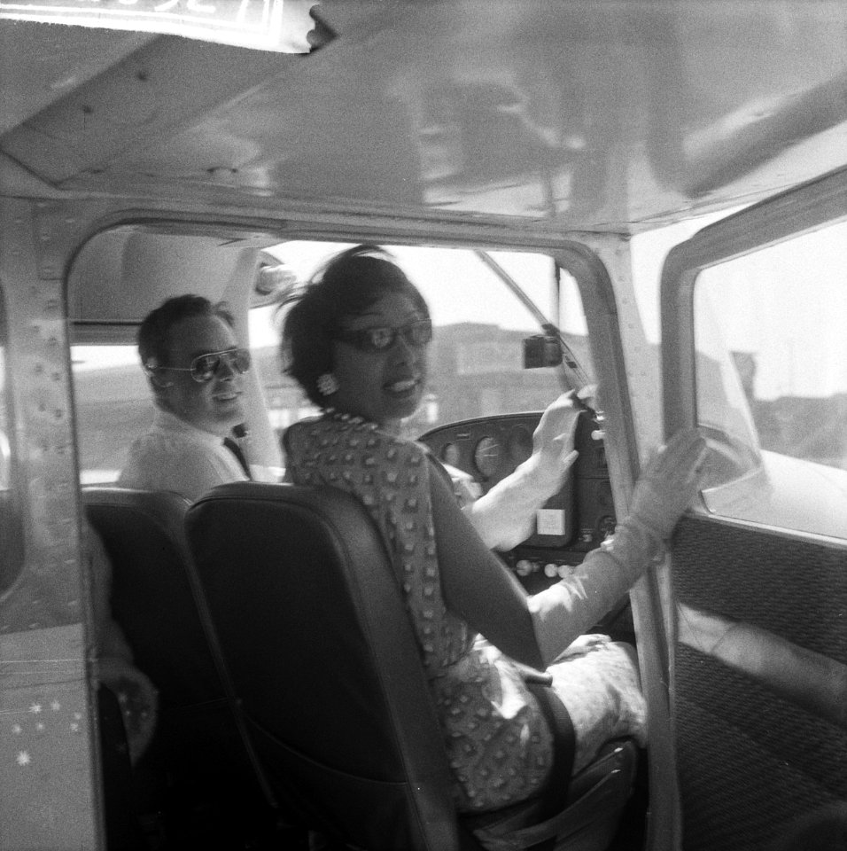 Josephine Baker in Kasteel Les Milandes J B start Schiphol, Bestanddeelnr 912-6527
