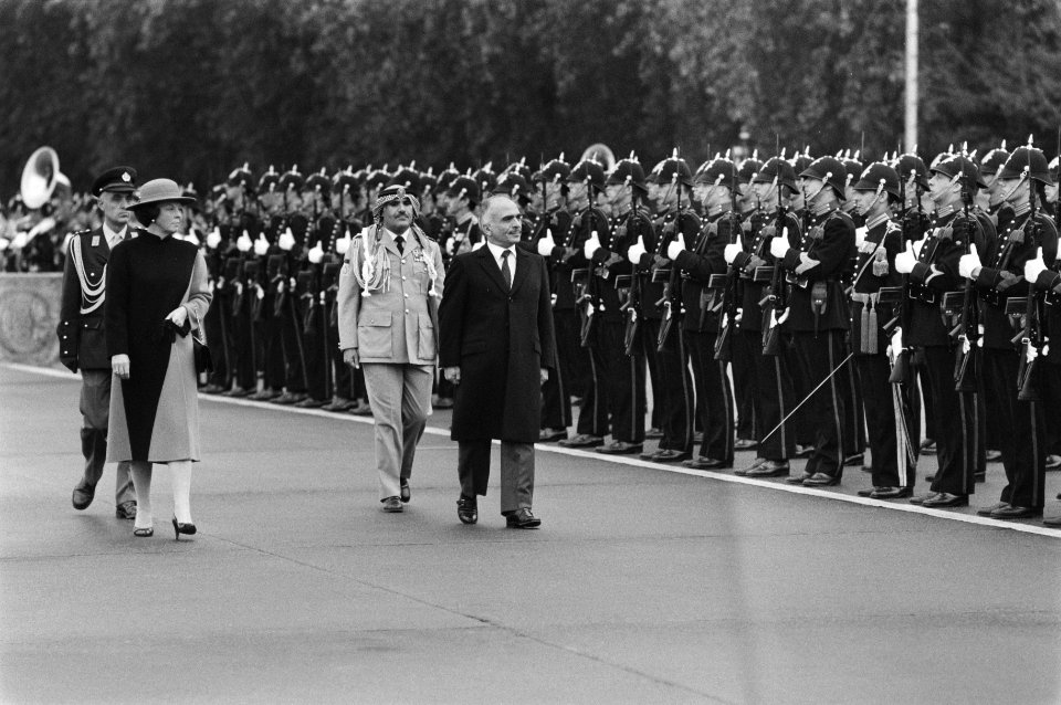 Jordaanse Koning Hoessein en zijn echtgenote arriveerde de vliegbasis Ypenburg v, Bestanddeelnr 933-0994
