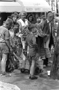 Jordaanjeugdfestival, standwerkersmarkt, rijdende krantenkiosk, Bestanddeelnr 910-5528