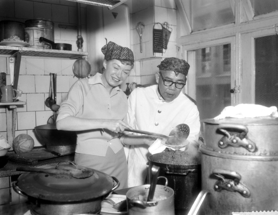 June Christy in de keuken van het Indische restaurant Bali, Bestanddeelnr 909-4068