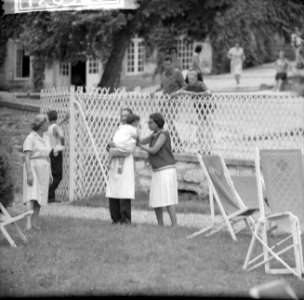 Josephine Baker in Kasteel Les Milandes Jari met verplegers, Bestanddeelnr 912-6520