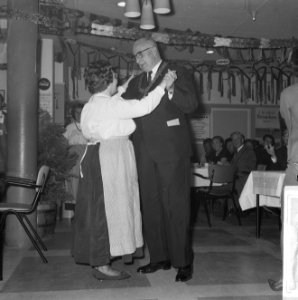 Jordaan-festival geopend, Wethouder J. Tabak , dans wals met mevrouw W. Meetelen, Bestanddeelnr 918-1681