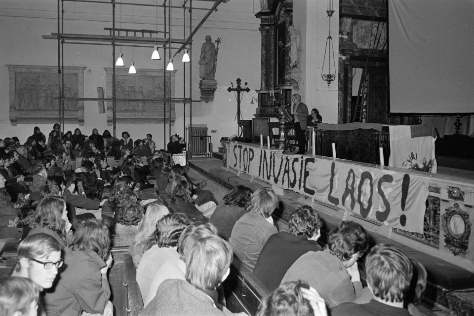Joris Ivens spreekt op protestbijeenkomst tegen Amerikaanse inval in Laos, in Mo, Bestanddeelnr 924-2831