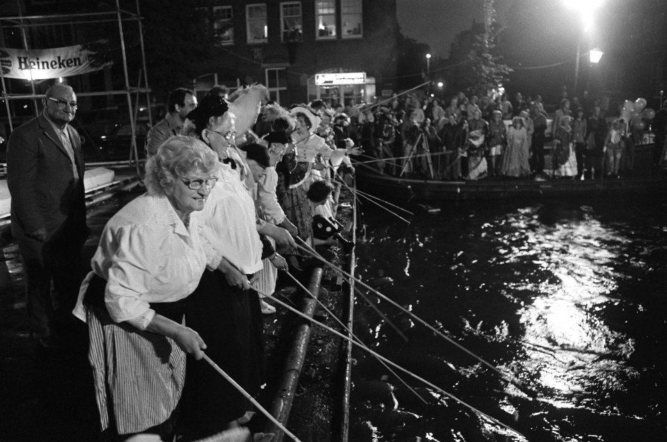 Jordaanfestival dames in klederdracht vissen in wedstrijdverband op houten viss, Bestanddeelnr 928-1547