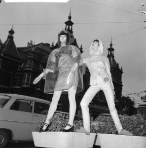 Josje Leger en Marijke Kooger showen de nieuwe Beat-Mode Bewogen Mode van plas, Bestanddeelnr 918-1014