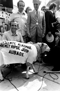 Joop Zoetemelk met een schaap, Bestanddeelnr 930-9398