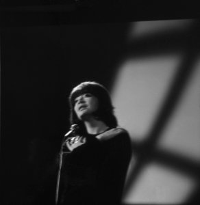 Juliette Greco voor het programma Domino in de Cinebone Studio in Duivendrecht, Bestanddeelnr 914-9568