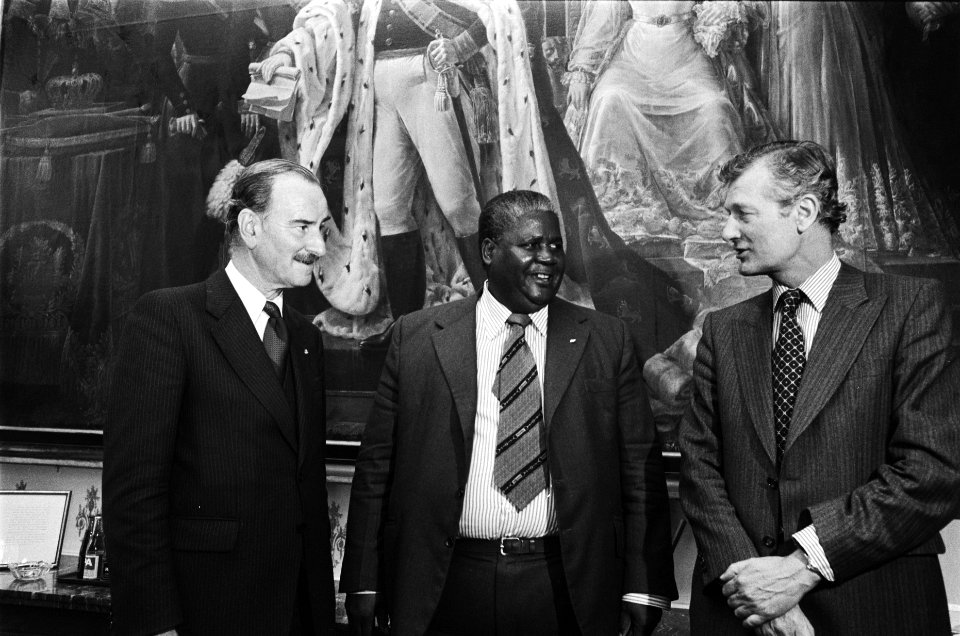 Joshua Nkomo , leider Rhodesisch Patriottisch Front , op bezoek bij minister Van, Bestanddeelnr 929-6782