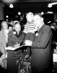 Josephine Baker verkoopt haar kinderboek bij VZD te Amsterdam, Bestanddeelnr 909-1336