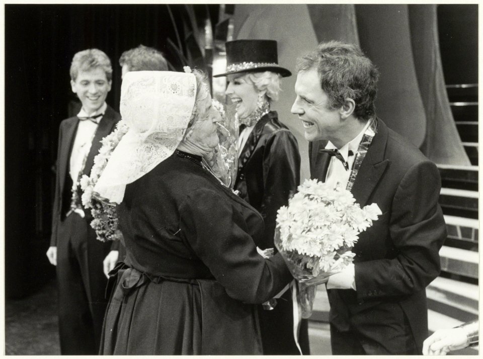 Jos Brink ontvangt bloemen van het VVV Zandvoort bij zijn musical Madame Arthur. NL-HlmNHA 54005748