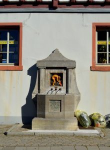 Jugenheim, Brunnen vor Hauptstraße 14