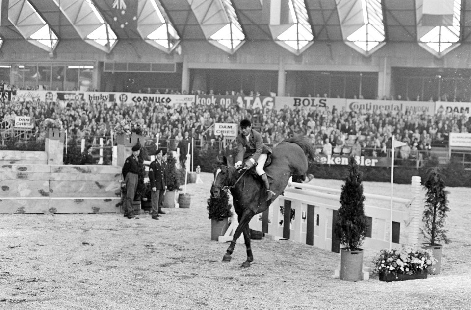 Jumping Amsterdam . Op weg naar ereloge. S. Hayes en miss M. McDowell rijden ere, Bestanddeelnr 920-8207