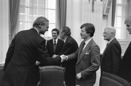 Joris Voorhoeve (r) feliciteert minister Ruding, Bestanddeelnr 934-3993