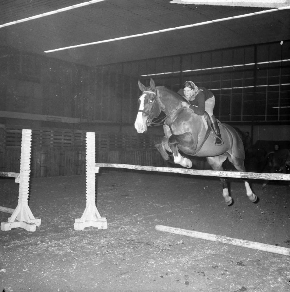Jumping Amsterdam, Pia Arts een der Nederlandse deelneemsters tijdens training, Bestanddeelnr 917-1715