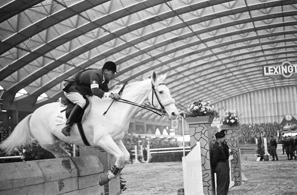 Jumping Amsterdam in de RAI, Ebben op Prins Ajax over d muur, Bestanddeelnr 917-1804