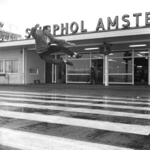 Jos Wind in Nederland (parodist-humorist). Een uitbundige sprong bij zijn aankom, Bestanddeelnr 915-4565 photo