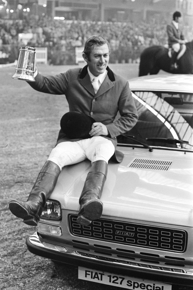 Jumping Amsterdam in RAI David Broome op zijn gewonnen auto, Bestanddeelnr 928-2487