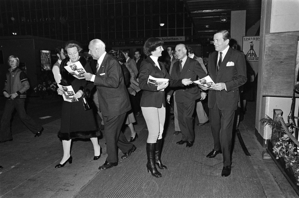 Jumping Amsterdam vlnr Prinses Beatrix , dr Tetzner (voorz), Bisschoph v, Bestanddeelnr 928-9090