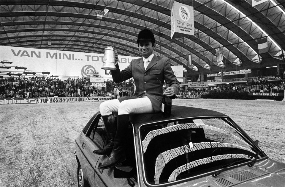 Jumping Amsterdam winnaar Hugo Simon met prijs, Bestanddeelnr 929-9790