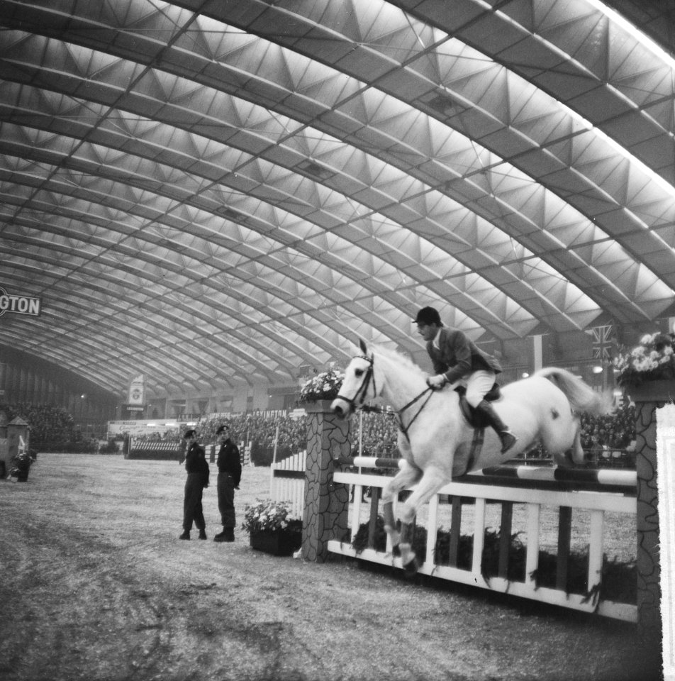 Jumping Amsterdam in RAI, de Duitse deelnemer H. G. Winkler op Romanus tijdens d, Bestanddeelnr 917-1763