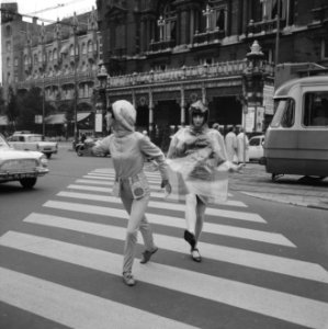 Josje Leger en Marijke Kooger showen de nieuwe Beat-Mode Bewogen Mode van plas, Bestanddeelnr 918-1015