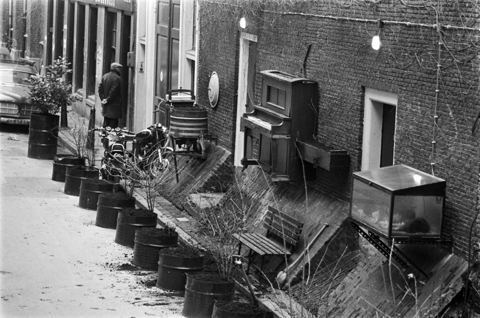 Jordaner versiert zijn muren en de straat in Amsterdamse Jordaan, Bestanddeelnr 929-5072