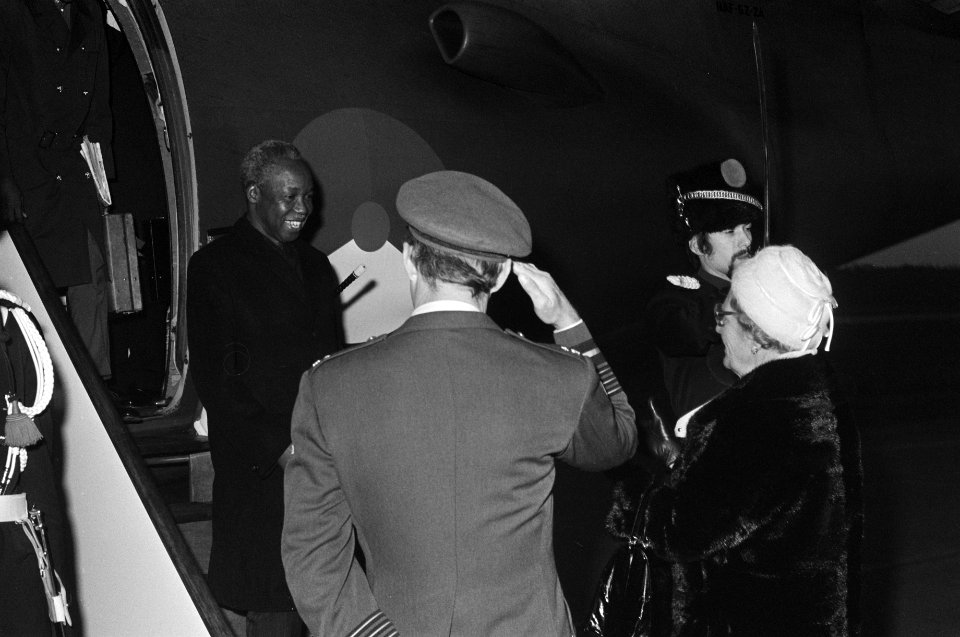 Juliana en Bernhard verwelkomen President Neyerere van Tanzania op Soesterberg , Bestanddeelnr 928-2810