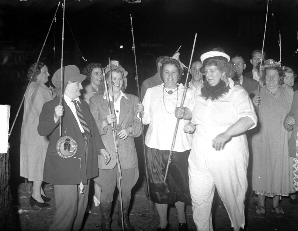 Jordaanfestival Jordaanvrouwen aan het vissen, Bestanddeelnr 904-1655