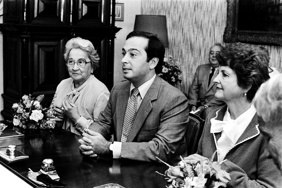 Jorge Guillermo, zijn moeder Edenia Guillermo (l) en een tante mevr. Esther Pond, Bestanddeelnr 930-3493