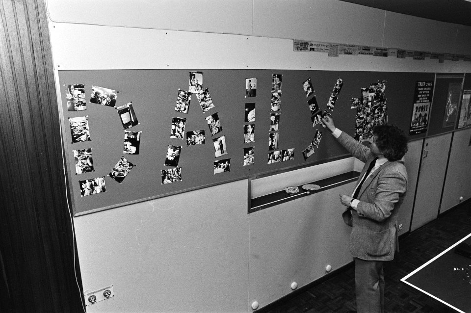 Julius Visjacher bezig met zijn tentoonstelling over de verkiezingen ( Daily invisible ) in Nieuwspoort, Bestanddeelnr 931-5652