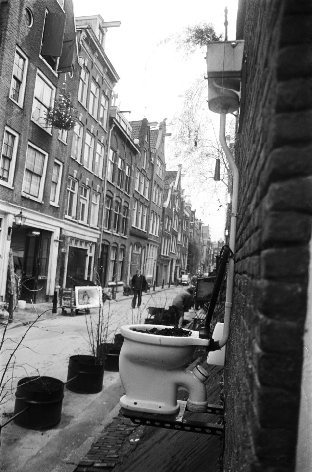 Jordaner versiert zijn muren en de straat in Amsterdamse Jordaan, Bestanddeelnr 929-5075