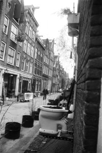 Jordaner versiert zijn muren en de straat in Amsterdamse Jordaan, Bestanddeelnr 929-5075