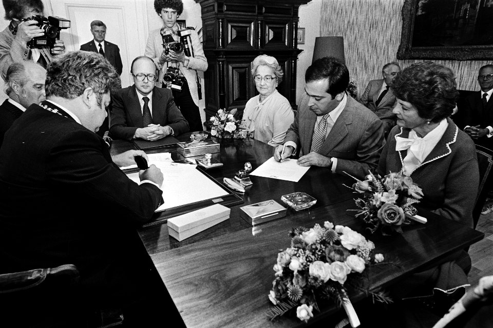 Jorge Guillermo ondertekent de akte, zijn moeder Edenia Guillermo (l) en een tan, Bestanddeelnr 930-3494