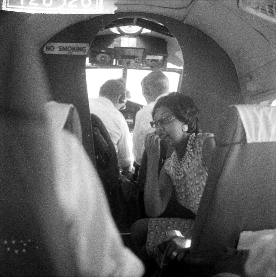 Josephine Baker in Kasteel Les Milandes J B in vliegtuig, Bestanddeelnr 912-6526