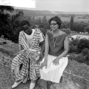 Josephine Baker in Kasteel Les Milandes J B met Afrikaanse student, Bestanddeelnr 912-6489