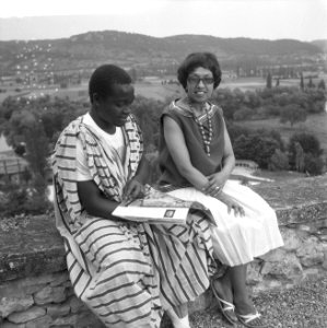 Josephine Baker in Kasteel Les Milandes J B met Afrikaanse student, Bestanddeelnr 912-6490