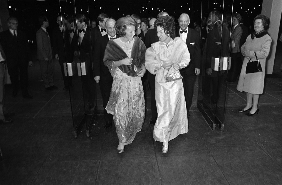 Jumping Amsterdam , in RAI Prinses Beatrix en Prinses Margriet bij aankomst in , Bestanddeelnr 923-9696